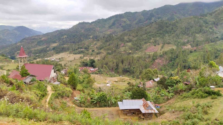 Kecamatan Simbuang dilihat dari Lembang (desa) Puangbembe Mesakada. Sumber: dok. pribadi