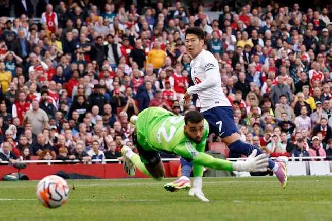 Striker Tottenham Hotspur, Son Heung Min dalam derby London Utara. Foto: David Cliff/ AP/bola.net
