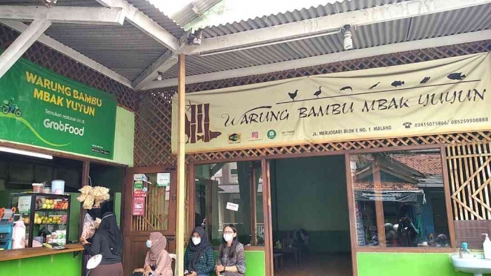 warung bambu sedia aneka menu bakaran dan lalapan (foto dari https://warung-bambu-mbak-yuyun.business.site/)