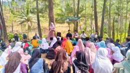 Kegiatan Peringatan Maulid Nabi Muhammad SAW SD Negeri 1 Dermaji di  Hutan Pinus Songgom