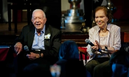 Mantan Presiden AS Jimmy Carter bersama isterinya Rosalynn di usia sangat senja. Foto: theguardian.com