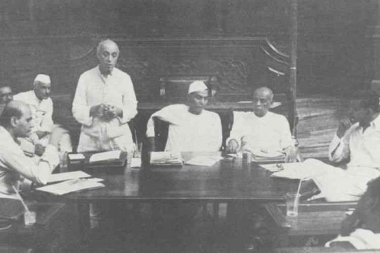 PM Jawaharlal Nehru (tengah berkopiah) bersama pemimpin-pemimpin Asia di sela-sela Konferensi Inter Asia (kompas.com)
