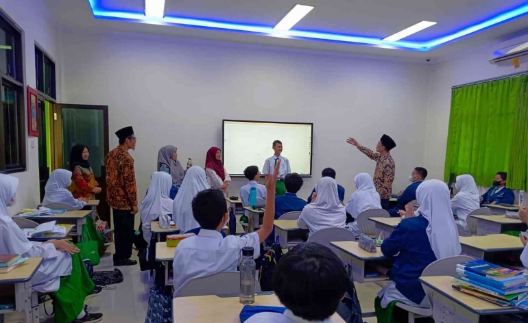 Sumber Gambar : Dok. Humas YW Al Muhajirien Jakapermai (Sekretaris Yayasan, J. Arief Setyadi, M.Kom, sedang memperkenalkan Smart Board di SMPIA 8 KP)
