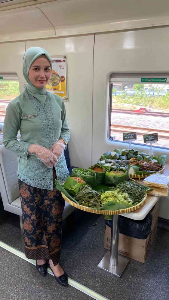 Prama dan Prami KAI Services di kereta makan siap memberikan pelayanan dengan hati yang ingin memesan kuliner daerah (foto dok KAI Services) 