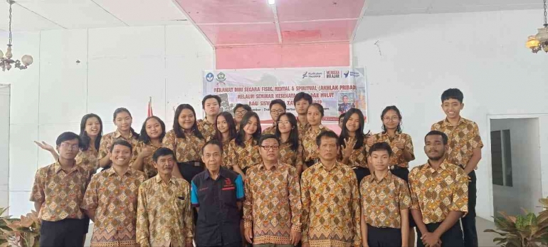 Foto bareng Pemateri, Kepsek, Dewan guru, dan sebagian murid (Dok. pribadi)