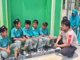 Mengobrol dengan anak-anak santri depan Mesjid Nurul Mubin, Lampung - Dok. pribadi