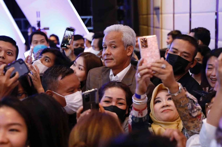 Ganjar Pranowo berselfie bersama mahasiswa. Foto: https://jatengprov.go.id/