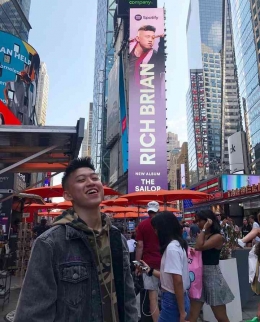 Foto Rich Brian terpampang di Billboard Times Square (instagram/@brianimanuel)