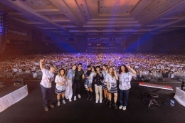 Seluruh keluarga NIKI dan pemain band berkumpul untuk menutup hari kedua 'Nicole World Tour 2023 in Jakarta' (photo by: Natt Lim)