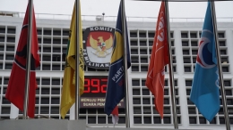ilustrasi: Bendera partai politik dipasang di Kantor Komisi Pemilihan Umum (KPU), Jakarta, Selasa (17/1/2023). (Foto: KOMPAS/AGUS SUSANTO)