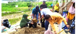 Gambar 3. kegiatan pembuatan media tanaman organik Gang Kenari RT. 20 Kelurahan Rapak Dalam - Dok. pribadi