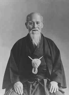 Sumber: https://upload.wikimedia.org/wikipedia/en/0/0f/Morihei_Ueshiba_Portrait.jpg