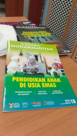 Majalah Suara Muhammadiyah Edisi 18, 2023 mengangkat isu utama Pendidikan Anak di Usia Emas, salah satu isu penting dalam Pendidikan terutama di LPTK seperti FKIP UHAMKA (Sumber: Dokumen pribadi)