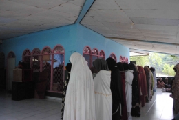 Foto siswa-siswi ketika hendak melaksanakan sholat dhuha bersama dengan Bapak dan Ibu Guru di Masjid Nurul Ilmi SMP Indah Makmur. Sumber : SMP Indah M