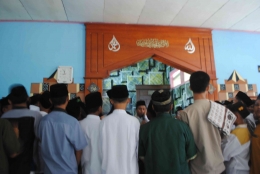 Foto siswa-siswi ketika membacakan sholawat nabi dhuha bersama dengan Ust. Listriyono S.Pd.I di Masjid Nurul Ilmi SMP Indah Makmur. Sumber : SMP Indah