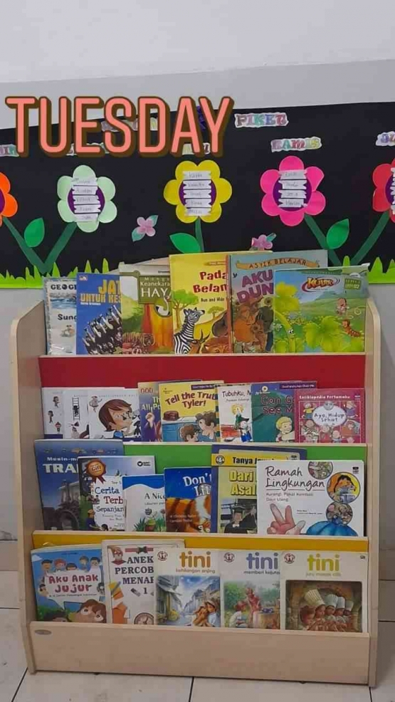 Dokpri rak buku di dalam kelas.
