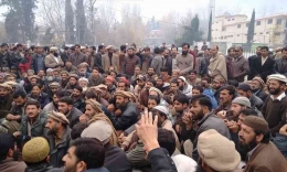 Pegawai negeri ikut berdemo di Gilgit-Baltistan. | Sumber: Pamir Times
