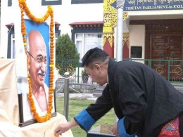 Warga Tibet di pengasingan merayakan HUT Mahatma Gandhi di Dharamsala, India. | Sumber: ANI