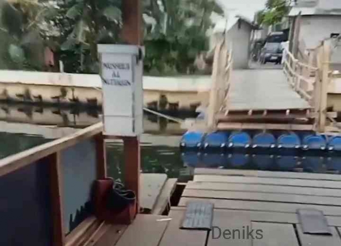 Menyebrangi kali (dok.Denik)