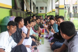 Foto siswa-siswi ketika hendak melaksanakan sarapan bersama dengan Bapak dan Ibu Guru di Lobby SMP Indah Makmur. Sumber : SMP Indah Makmur.