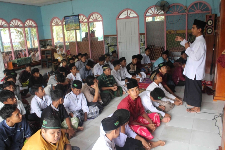 Foto siswa-siswi ketika mendengarkan kajian bersama dengan Ust. Listriyono S.Pd.I di Masjid Nurul Ilmi SMP Indah Makmur. Sumber : SMP Indah Makmur.
