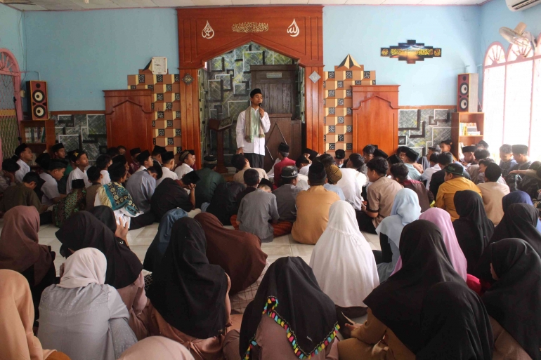 Foto siswa-siswi SMP Indah Makmur dalam perayaan Maulid Nabi di Masjid Nurul Ilmi SMP Indah Makmur. Sumber : SMP Indah Makmur.