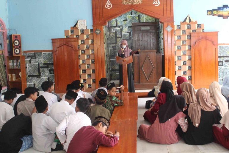 Foto ketika siswa-siswi mengikuti lomba Tartil Qur'an di Masjid Nurul Ilmi SMP Indah Makmur. Sumber : SMP Indah Makmur.
