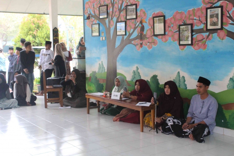 Foto dewan juri ketika melakukan penilaian terhadap peserta lomba sholawatan. Sumber : SMP Indah Makmur.