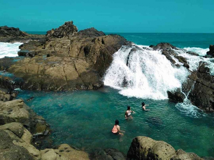 Pantai Wediombo sumber gambar : piknikwisata.com