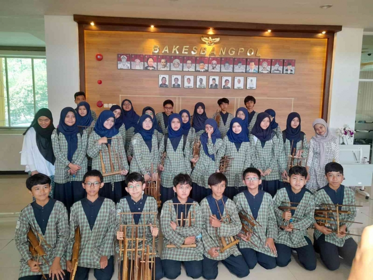 Tim Angklung SMP Bahtera tampil dalam Pembukaan Acara Seminar Kesbangpol 
