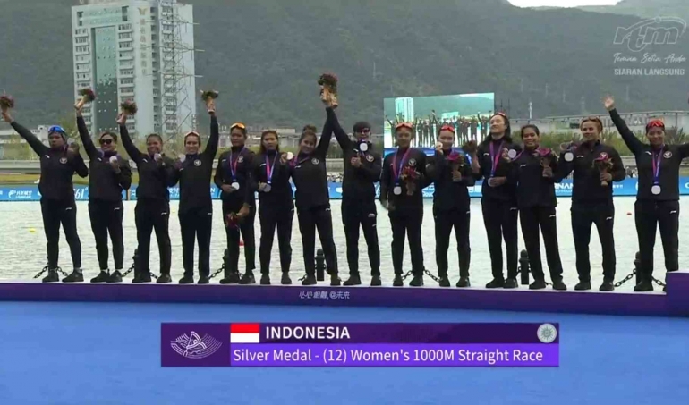 Tim Dragon Boat putri Indonesia di podium juara/foto: RTM Malaysia