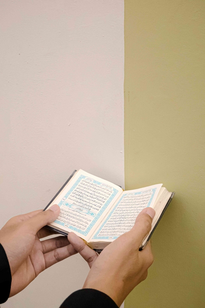 Photo Orang membaca Al-Quran by Masjid Pogung Dalangan on Unsplash.com