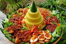 Tumpeng Nasi Kuning (sumber: iNews.id)