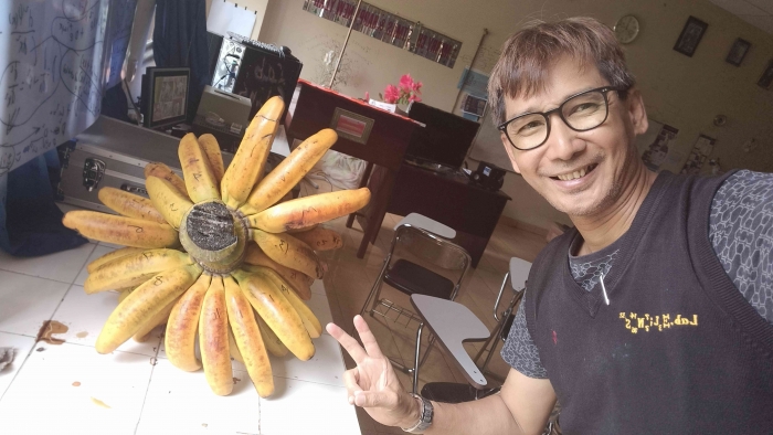 (Sumber pribadi) Prof Elim and 3rd harvest of Tongka Langit banana in his integrated lab.