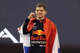 Momen Max Verstappen setelah dinyatakan juara dunia F1 2023 (Sumber: twitter.com/sophiahobbs_ )