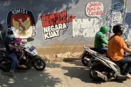 Mural Komisi Pemilihan Umum (KPU) bertuliskan pesan untuk menjadi pemilih cerdas di Jalan KH Hasyim Ashari, Kota Tangerang, Banten. Foto: KOMPAS/WAWAN H PRABOWO