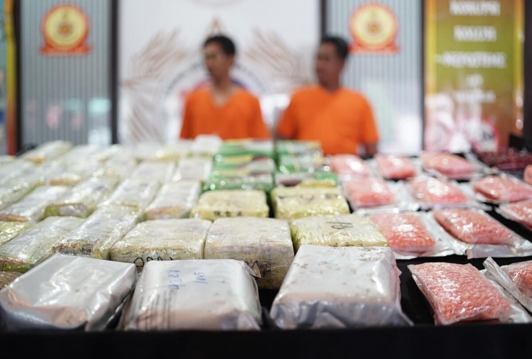 Polisi menyita barang bukti berupa, antara lain, sabu, pil ekstasi, dan happy five yang digelar pada sebuah konferensi pers di Jakarta, Senin (4/2/2019) siang. Foto: KOMPAS/SATRIO PANGARSO WISANGGENI