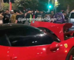 Tangkapan layar Ferrari tabrak kendaraan dari akun Instagram @RadioElshinta (dokumen pribadi)