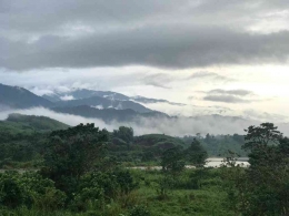 Pegunungan sekitar Gandang Dewata dikelilingi kabut jelas terlihat dari desa Hinua (Dok. Pribadi)