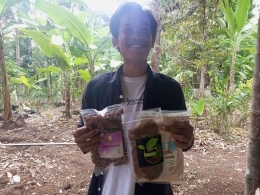 Produk olahan Bumdes STS berupa tembakau daun talas, makaroni, dan tepung (foto Mang Pram)