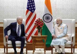 Presiden Amerika Serikat Joe Biden (kiri) sedang berbicara dengan Perdana Menteri India Narendra Modi. | Sumber: The Economic Times