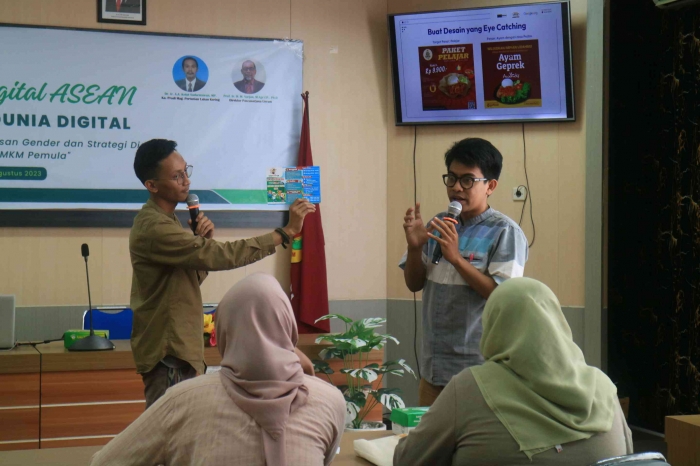 Salah satu peserta memberikan pendapat terkait design pamplet. Dokpri