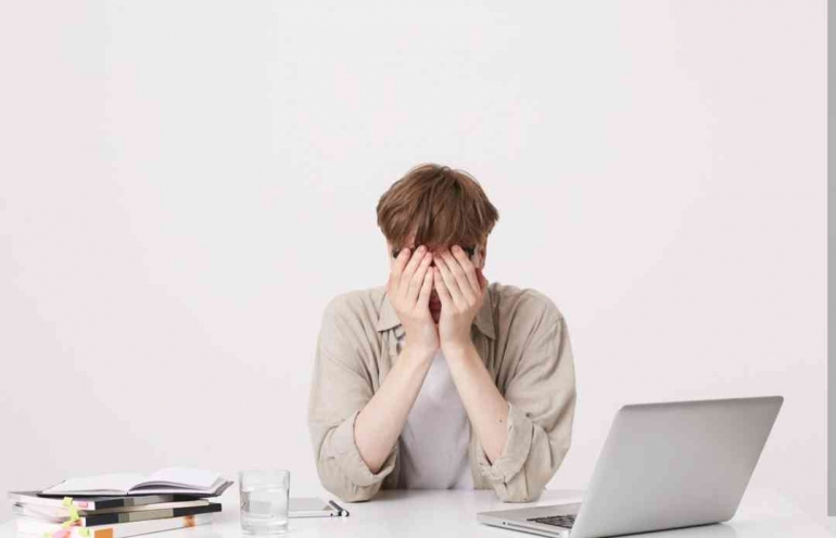 Ilustrasi gambar karyawan fresh graduate baik itu kalangan Gen Z dan Milenial yang gampang kena mental di kantor | Dokumen Foto Via Freepik.com
