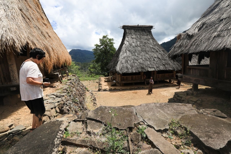 ilustrasi: Wisatawan mancanegara menjelajah kampung adat Wologai. (Foto: KOMPAS/PRIYOMBODO)