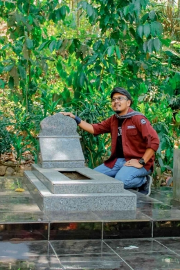 Penulis di Makam Putri Ayu Limbasari yang telah dipugar (Dok: Oxta Prihastono)