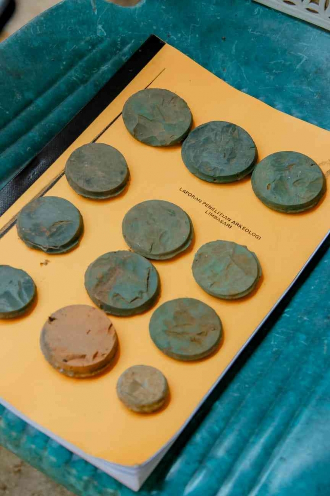 Laporan Penelitian Arkeologi Limbasari dan di atasnya ada fragmen sisa pembuatan gelang batu koleksi Bu Tobingah (Dok: Oxta Prihastono)
