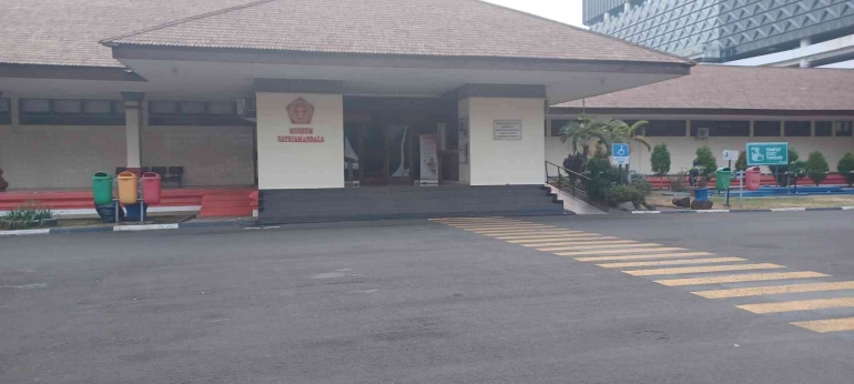 Koleksi pribadi / Pintu Masuk bangunan inti Museum Satria Mandala