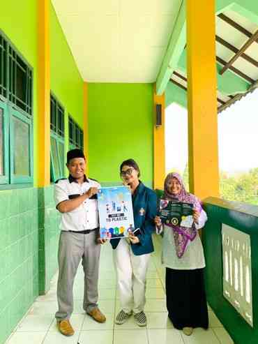 Foto bersama Guru  MTS Khusnul Khotimah  Kelurahan Rowosari.  sumber : dokumen pribadi