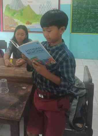 Gambar 2. Siswa menggunakan Buku di sekolah (dokumentasi pribadi)
