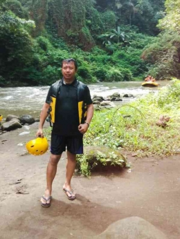 penulis berhenti sejenak di separuh perjalanan rafting ayung river (foto:wibhyanto/dokumen pribadi) 